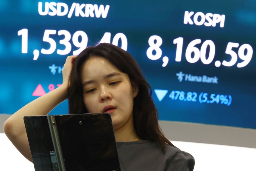 5日、ソウルのハナ銀行ディーリングルームのモニターに韓国総合株価指数（KOSPI）などが表示されている。［写真 聯合ニュース］