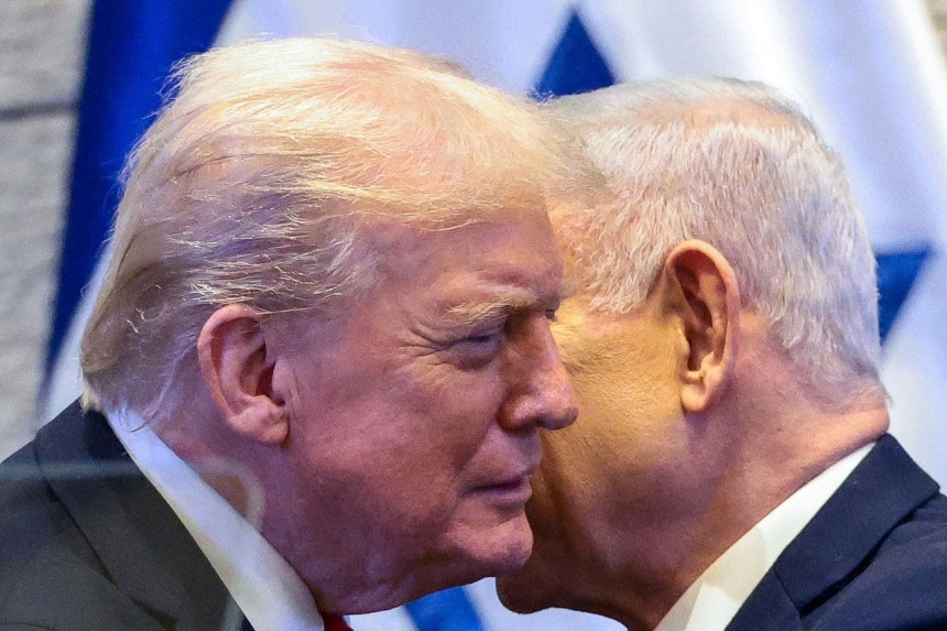 昨年10月13日、イスラエルを訪問したトランプ米大統領がイスラエルのネタニヤフ首相と秘密対話をしている。［ロイター＝聯合ニュース］