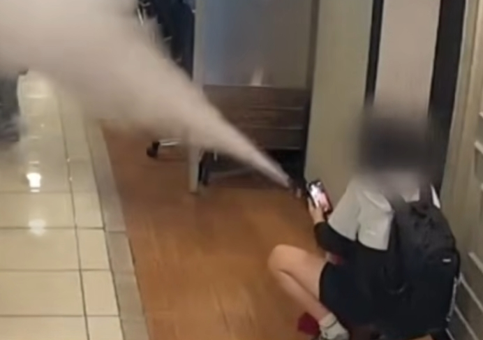 全北（チョンブク）特別自治道・群山市（グンサンシ）のあるインターネットカフェで、10代の女子生徒2人が消火器を噴射して逃走する事件が発生した。［JTBC『事件班長』］