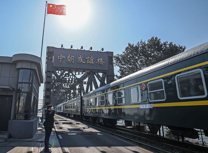 3月12日、中国・遼寧省丹東市で、平壌（ピョンヤン）発K95列車が中朝友誼橋を渡っている。中国は2020年の新型コロナウイルス流行以降中断されていた列車運行と、北京―平壌間のエアチャイナ便の運航を再開した。［写真 新華網］