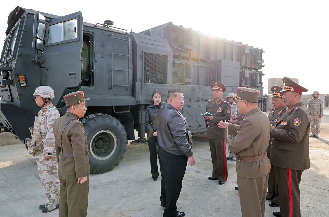   短距離弾道ミサイル試験発射現場の金正恩国務委員長。［写真 労働新聞＝ニュース1］