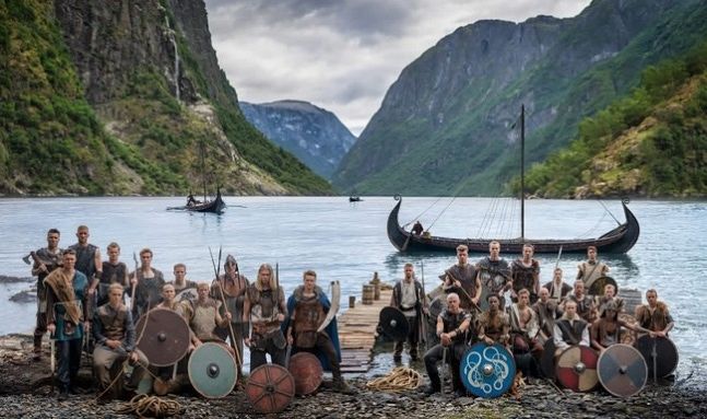  バイキングに変装したノルウェーのサッカー代表選手ら［写真：デビッド・ヤロウのSNS］