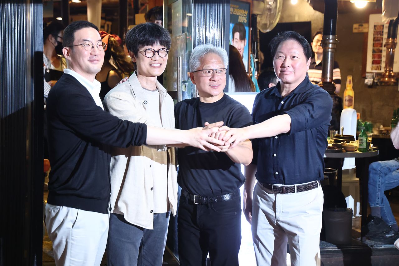   韓国大企業トップらと共にサムギョプサルや「爆弾酒」を楽しんだジェンスン・フアン氏。［聯合ニュース］