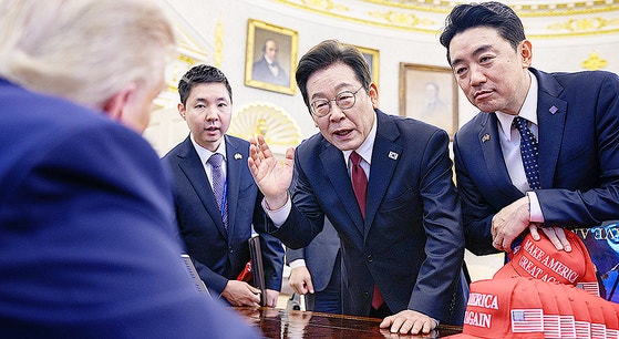 李在明大統領と姜勲植大統領室秘書室長が昨年8月25日に米ホワイトハウスで「決断の机」に座ったトランプ大統領と話を交わしている。［写真 ホワイトハウス＝ニュース1］
