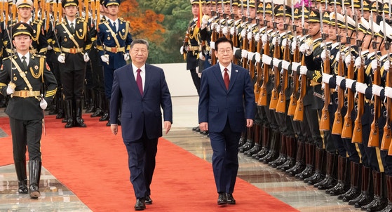 韓中首脳会談に向け中国を国賓訪問した李在明大統領が1月5日に北京の人民大会堂で習近平国家主席と儀仗隊査閲をしている。［写真 青瓦台写真記者団］