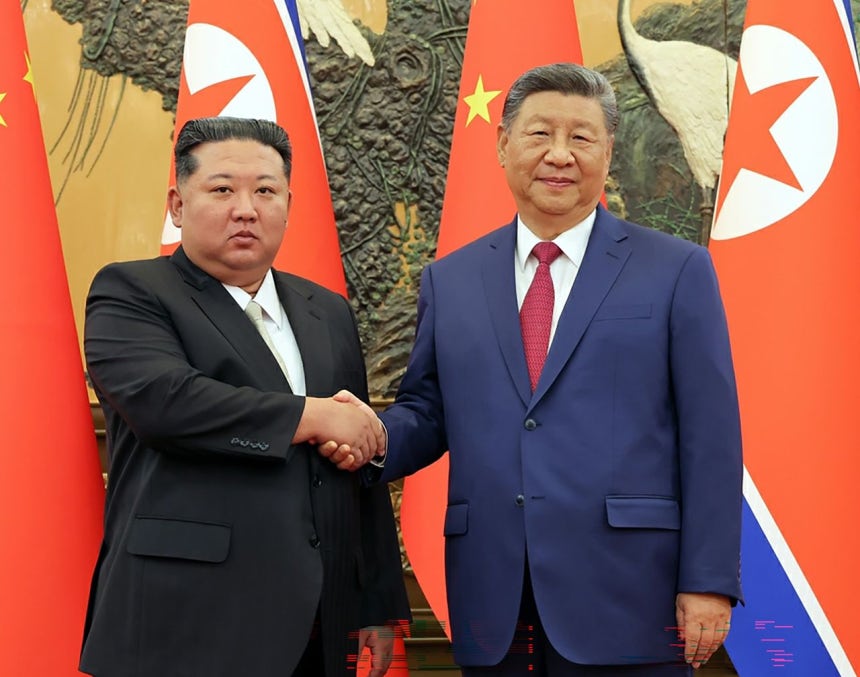 昨年9月4日、北朝鮮の金正恩（キム・ジョンウン）国務委員長が北京・人民大会堂で中国の習近平国家主席との会談を前に記念撮影を行っている様子。労働新聞＝ニュース1