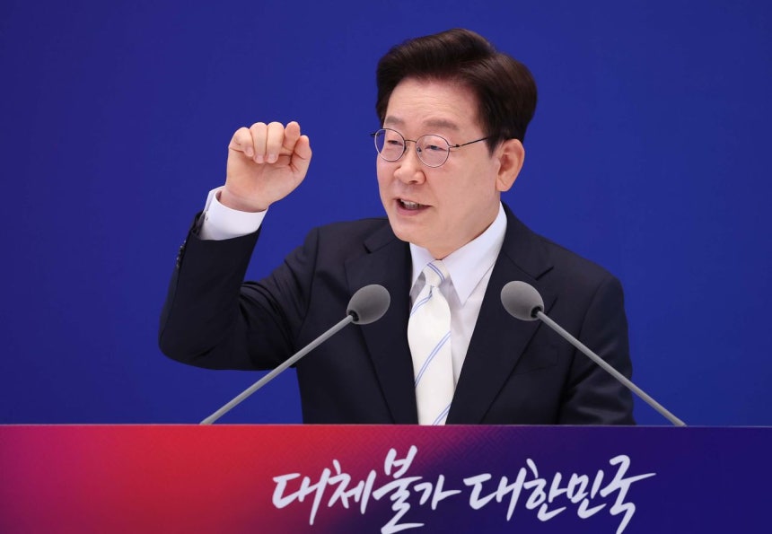 韓国の李在明（イ・ジェミョン）大統領が8日、青瓦台（チョンワデ、大統領府）で開かれた就任1周年記者会見で取材陣の質問に答えている。青瓦台写真記者団
