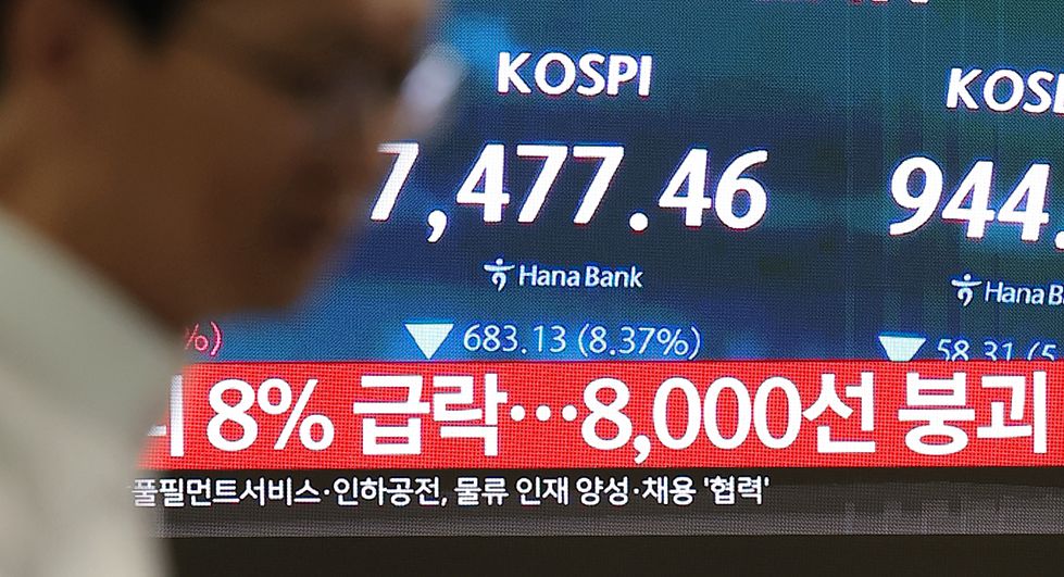 KOSPIが下落で始まった8日、ソウルのハナ銀行ディーリングルームのモニターに市況が表示されている。この日KOSPIは寄り付き直後に8000ポイントを割りサーキットブレーカーが発動された。［写真 ニュース1］