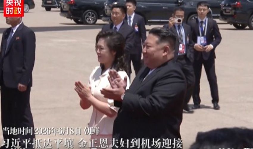 北朝鮮の金正恩（キム・ジョンウン）国務委員長と李雪主（イ・ソルジュ）夫人が8日、平壌順安（ピョンヤン・スナン）国際空港で習近平中国国家主席夫妻を出迎えている。［写真 中国中央（CCTV） キャプチャー］