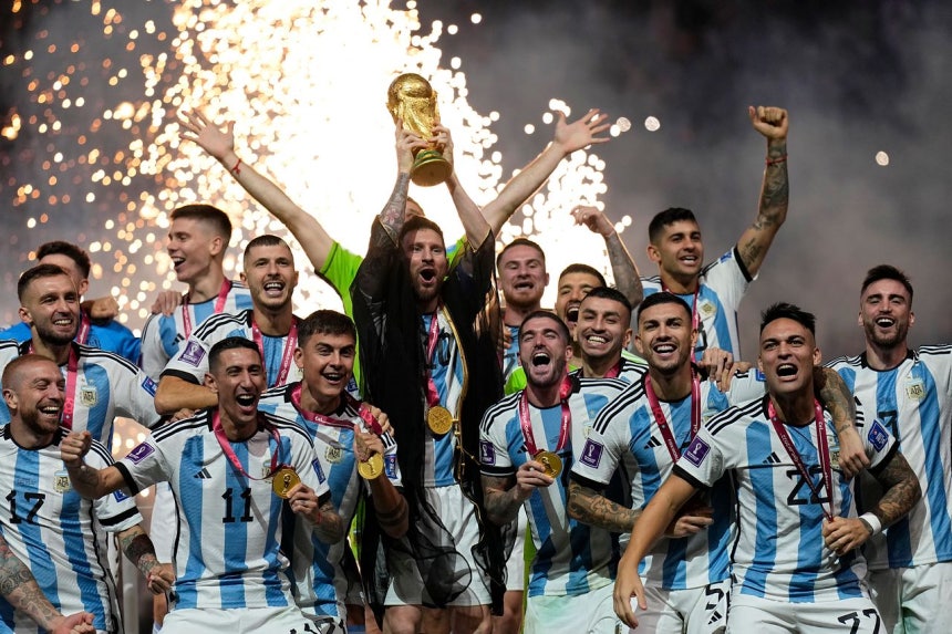 2022年のカタールワールドカップで優勝の歓喜に沸くアルゼンチン代表。［AP＝聯合ニュース］