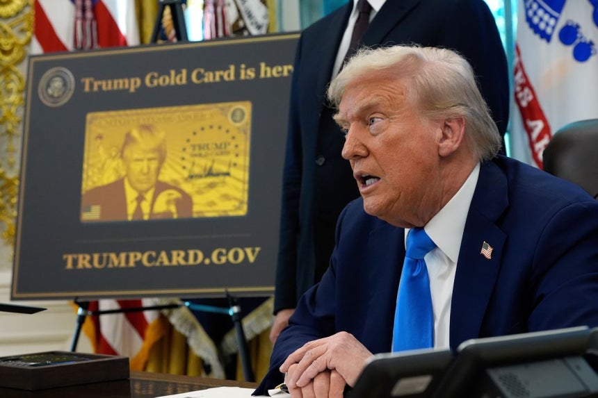 昨年9月19日、ドナルド・トランプ米国大統領がホワイトハウスでビザ手数料引き上げなどを含む大統領令に署名している。トランプ大統領の横には、自身の顔が描かれた「トランプゴールドカード」が置かれている。AP＝聯合ニュース