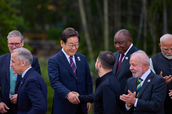 昨年6月17日、韓国の李在明（イ・ジェミョン）大統領がカナダで開かれたG7首脳会議の会場で記念撮影を終えた後、ウクライナのウォロディミル・ゼレンスキー大統領と握手している。［青瓦台写真記者団］