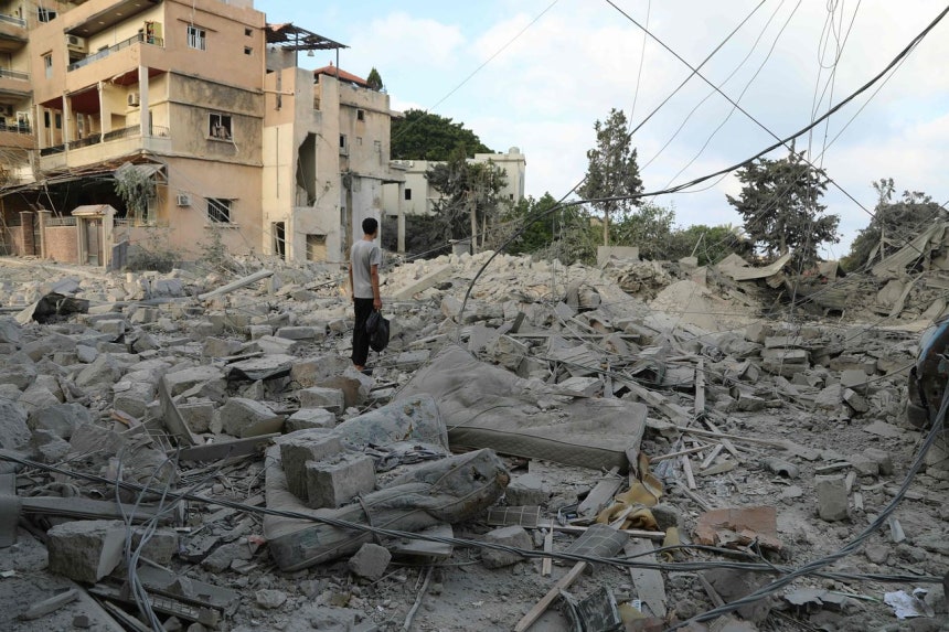 8日（現地時間）、レバノン南部の海岸都市の遺跡近くで、男性がイスラエルの空爆によって生じた残骸の間に立っている。［AFP＝聯合ニュース］