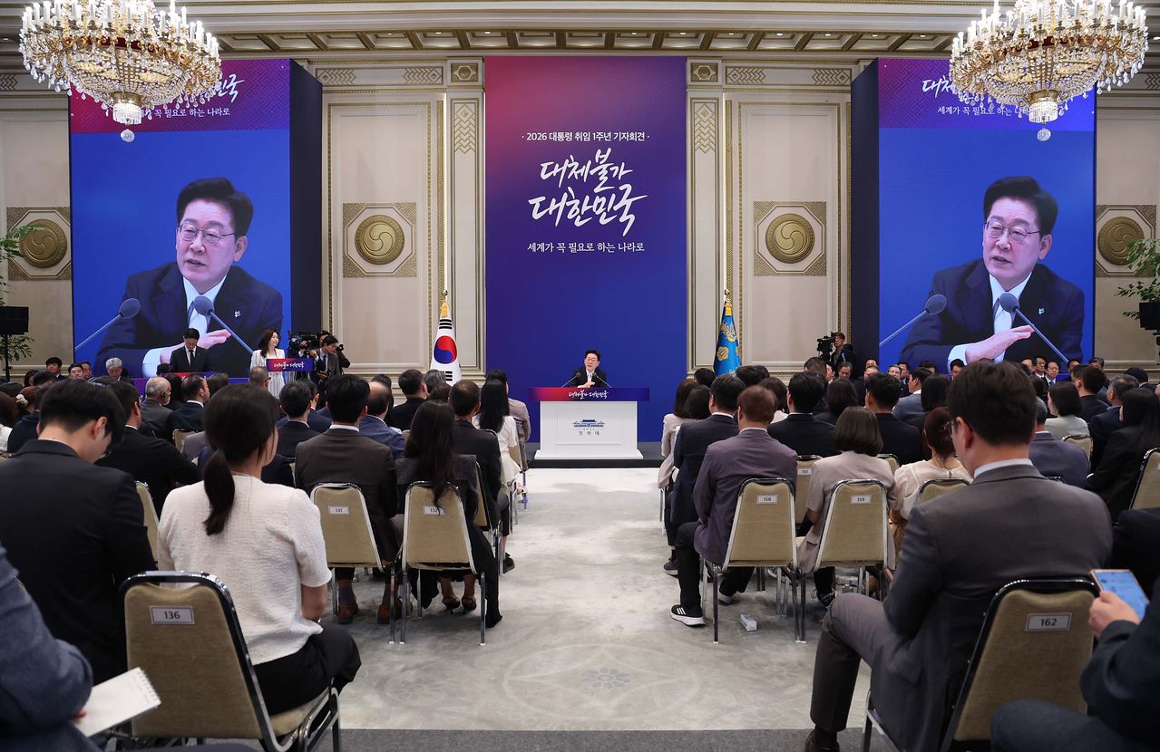 李在明大統領が8日に青瓦台で開かれた就任1周年記者会見で発言している。[写真 青瓦台写真記者団]