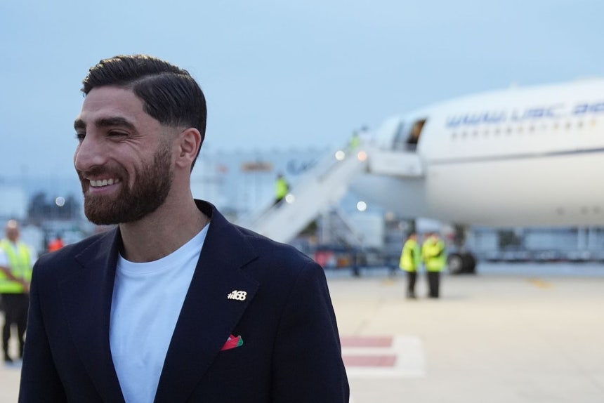 8日（日本時間）、イランのサッカー代表選手アリレザ・ジャハンバフシュがW杯に出場するため、メキシコのティフアナ空港にチームメイトと到着し、笑顔を見せている。［聯合ニュース］