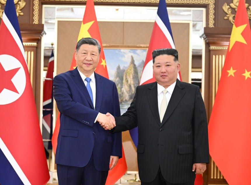 北朝鮮の金正恩（キム・ジョンウン）国務委員長（右）と中国の習近平国家主席。［写真 新華社通信 キャプチャー］