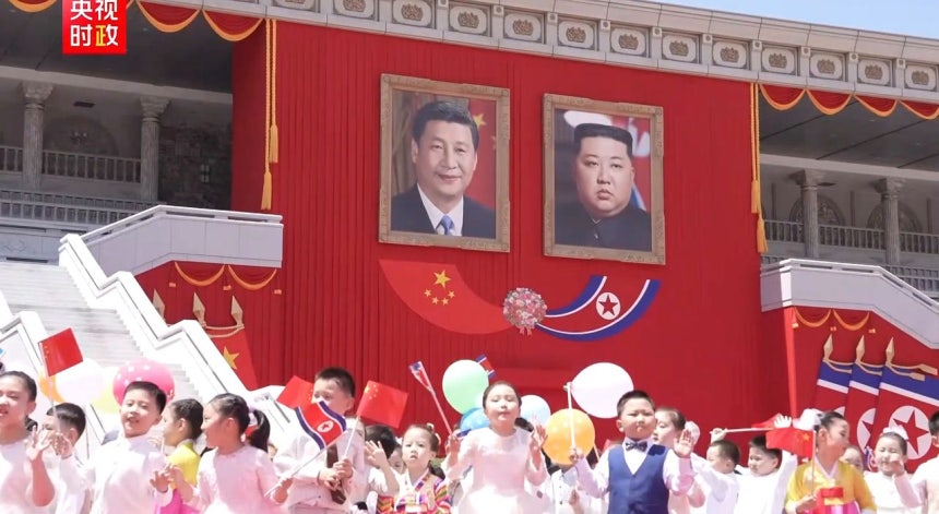 8日、平壌の金日成広場の中央に北朝鮮の金正恩国務委員長と中国の習近平国家主席の大型肖像画が掲げられている。同日、習主席夫妻の公式歓迎行事が金日成広場で開かれた。7年前の歓迎行事は錦寿山太陽宮殿で行われた。 ［CC－TV キャプチャー］