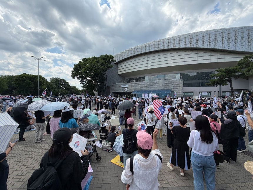 8日午後、ソウル松坡区（ソンパグ）のオリンピック公園ハンドボール競技場で、手描きの太極旗と星条旗を持った市民が投票所封鎖デモを行っている。イム・ソンビン記者