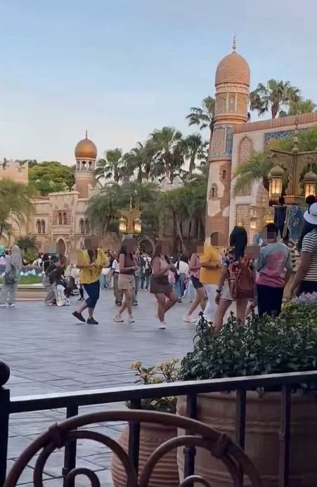   東京ディズニーランドで集団ダンスをするインド人観光客ら。［SNS キャプチャー］