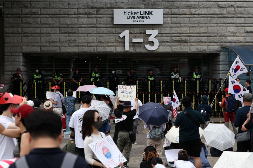 6・3地方選挙の投票用紙不足問題を糾弾し、再選挙を求める「蚕室（チャムシル）開票所封鎖デモ」が続いている8日、ソウル松坡区（ソンパグ）のオリンピック公園ハンドボール競技場出入口前で、参加者らがスローガンを叫んでいる。［聯合ニュース］