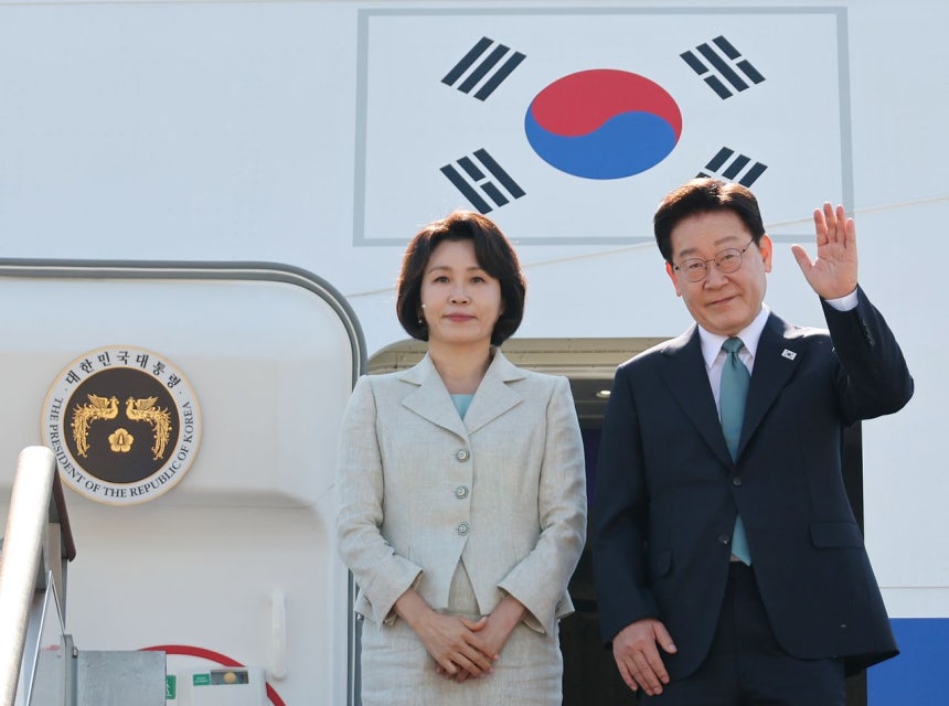 主要7カ国（G7）首脳会議出席と欧州歴訪のため出国する韓国の李在明（イ・ジェミョン）大統領（右）と金恵景（キム・ヘギョン）夫人（左）が9日、城南（ソンナム）ソウル空港の空軍1号機から見送りに来た関係者にあいさつしている。聯合ニュース