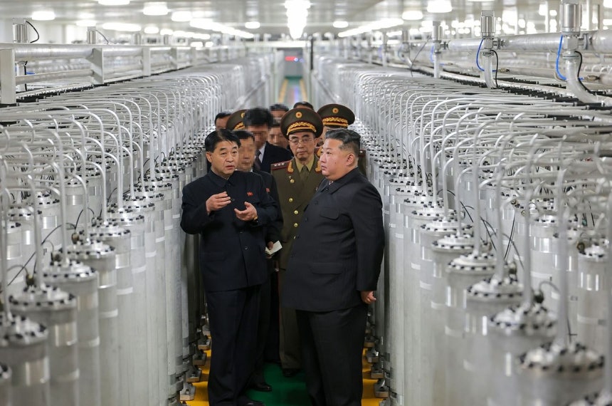 北朝鮮の労働党機関紙「労働新聞」は4日、「金正恩（キム・ジョンウン）同志が6月3日、新たに操業を開始した核物質生産工場を現地指導した」と報じた。労働新聞＝ニュース1