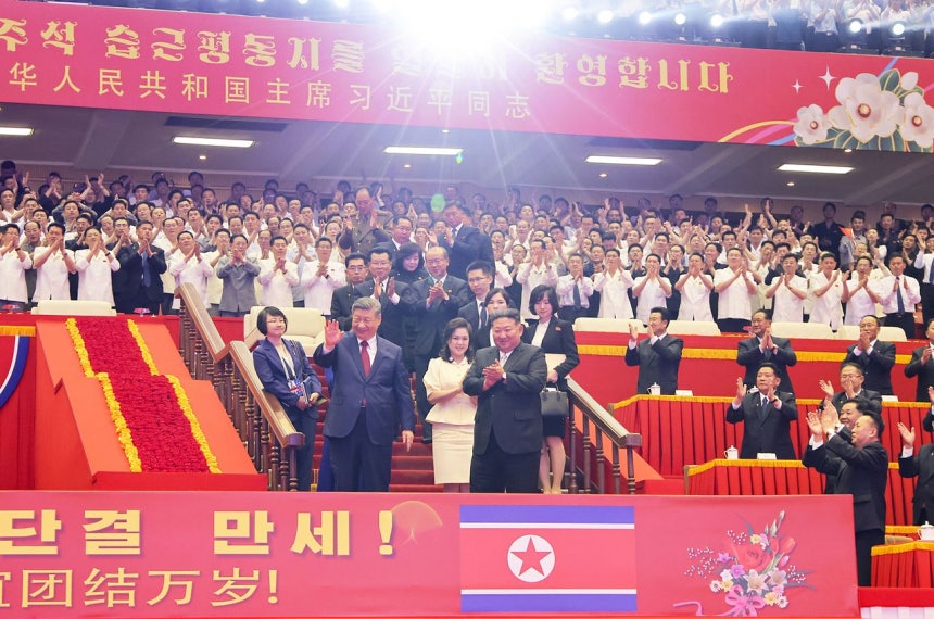 8日、北朝鮮平壌（ピョンヤン）体育館で開かれた習近平主席歓迎公演で、金正恩国務委員長が拍手しながら習主席を歓迎している。 ［朝鮮中央通信＝ニュース1］