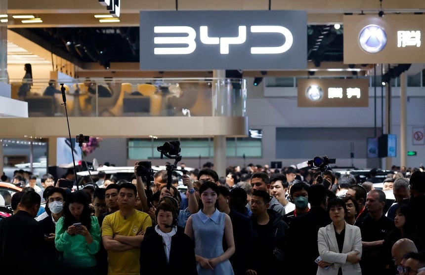 4月、中国・北京国際モーターショーのBYD（比亜迪）ブースに来場者が集まっている。ロイター＝聯合ニュース