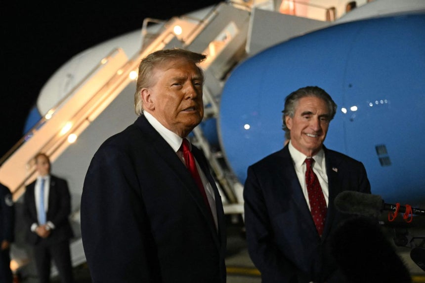 トランプ米大統領が9日、専用機に搭乗する前に記者らと話している。［写真 AFP＝聯合ニュース］