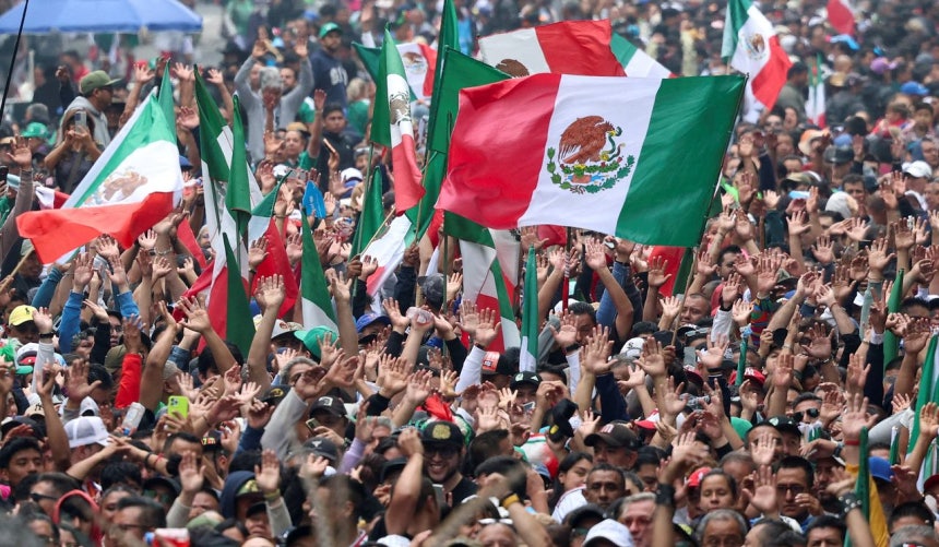6日、メキシコシティのレフォルマ通りに集まった人々が、世界最大の「メキシカンウェーブ」部門のギネス世界記録更新に挑戦している。ワールドカップを前に行われたイベントの一環だ。［ロイター＝聯合ニュース］
