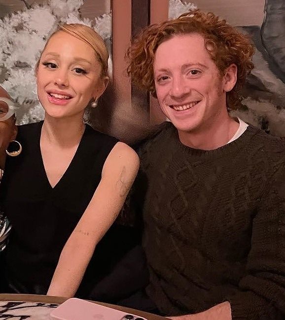  アリアナ・グランデ（左）とイーサン・スレーター。［SNS キャプチャー］