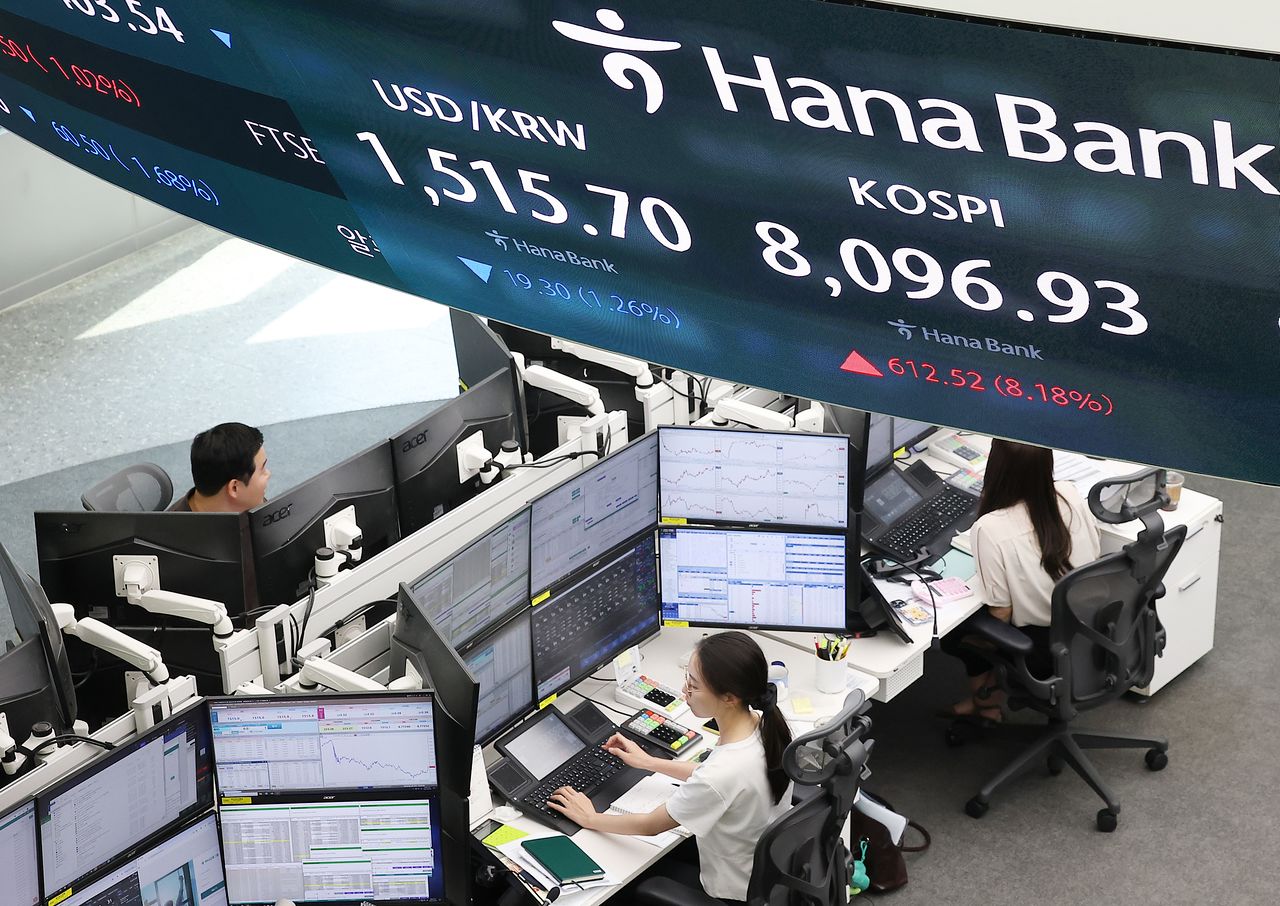 9日、ソウルのハナ銀行本店ディーリングルームのモニターに市況が表示されている。［写真 聯合ニュース］