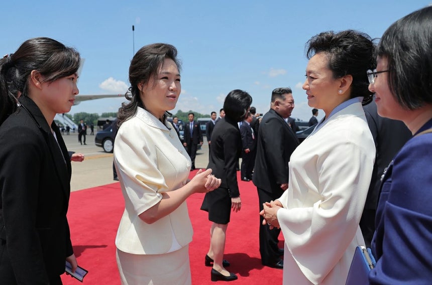 8日、中国の習近平国家主席と彭麗媛夫人が平壌国際飛行場に到着したと、北朝鮮の労働新聞が9日報じた。同紙によると、習主席は「7年ぶりに平壌を訪問した感想と伝え、金正恩同志が温かく迎えたことに深い謝意を表した」という。［ニュース1］