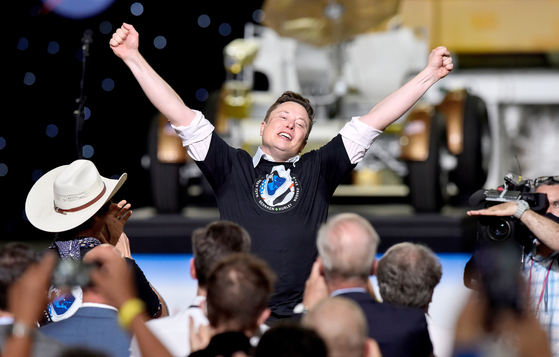 打ち上げ成功を喜ぶイーロン・マスク米スペースX最高経営責任者（CEO）。ロイター＝聯合ニュース