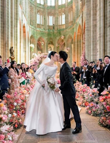   モン・サン・ミッシェルで結婚式を挙げる中国人カップル。［写真 SNS キャプチャー］