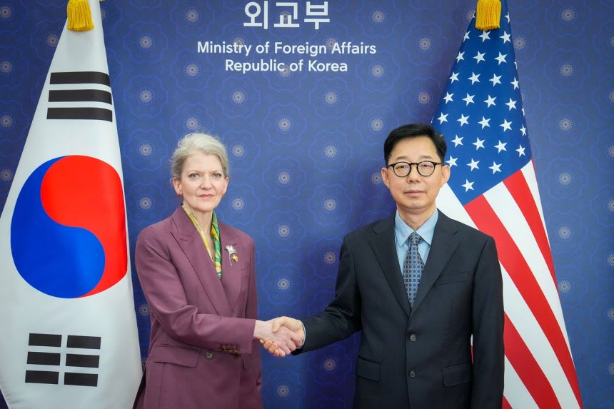 朴潤柱（パク・ユンジュ）外交部第1次官とアリソン・フッカー米国務次官が2日、政府ソウル庁舎別館の外交部で、韓米首脳会談共同説明資料（ジョイントファクトシート）安保分野の後続措置協議のための発足会議を始める前、記念撮影をしている。 ［写真 外交部］