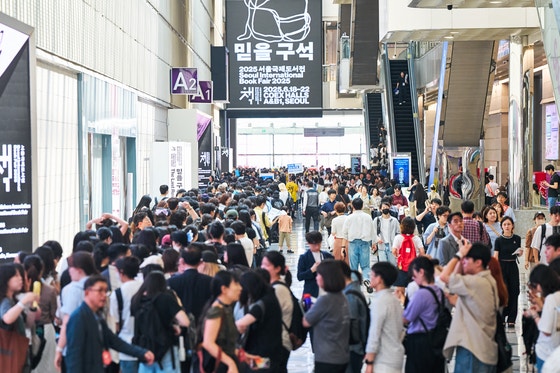 ソウル三成洞（サムソンドン）のCOEXで開幕した2025ソウル国際図書展のテーマは「The Last Resort（最後の拠り所）」だった。前売り段階で約15万枚のチケットが完売し、その人気の高さを証明した。［大韓出版文化協会、ソウル国際図書展］
