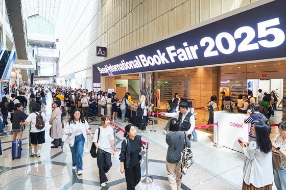 ソウル三成洞（サムソンドン）のCOEXで開幕した2025ソウル国際図書展の開幕初日の開幕式および会場の様子。［大韓出版文化協会、ソウル国際図書展］