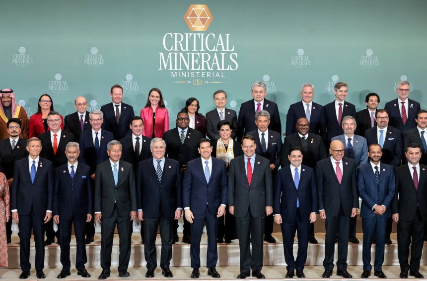 2月4日、米国のマルコ・ルビオ国務長官（前列左から5人目）と韓国の趙顕（チョ・ヒョン）外交部長官（最後列左から7人目）が米国務省で開かれた第1回重要鉱物閣僚会議で記念撮影している。米国は同日、中国を牽制（けんせい）するための重要鉱物貿易ブロック結成を公式化した。ロイター＝聯合ニュース