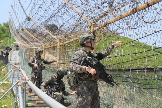 5月29日、江原道鉄原（チョルウォン）前方地域で陸軍第6師団GOP担当大隊の将兵が鉄柵点検をしている。 ［写真 陸軍］