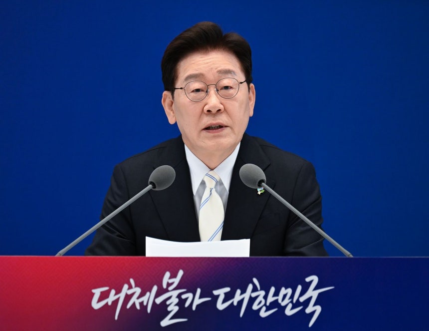韓国の李在明（イ・ジェミョン）大統領が8日、青瓦台（チョンワデ、大統領府）で開かれた就任1周年記者会見で発言している。青瓦台写真記者団