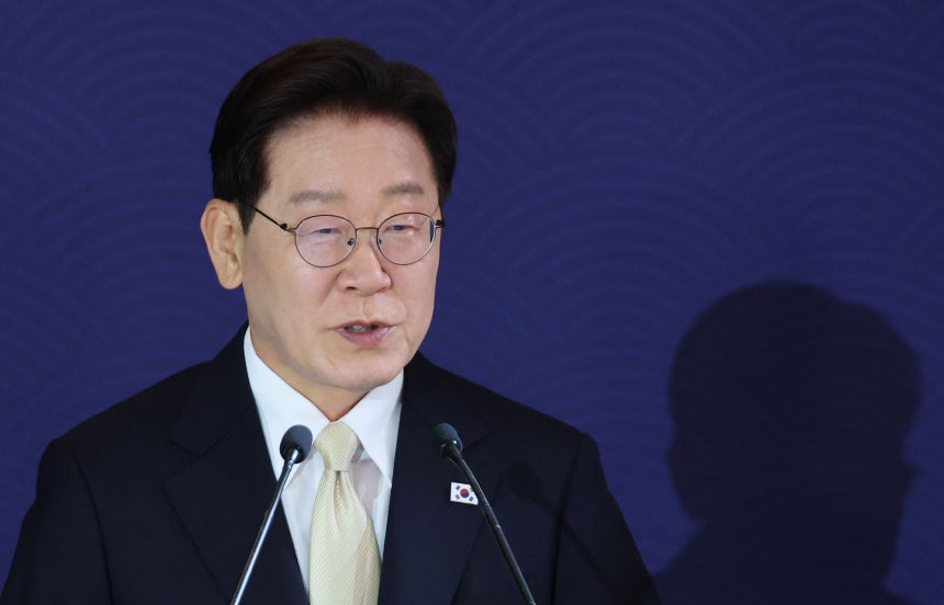 韓国の李在明（イ・ジェミョン）大統領が9日（現地時間）、ベルギー・ブリュッセルのホテルで開かれた在外同胞との夕食懇談会で挨拶している。聯合ニュース
