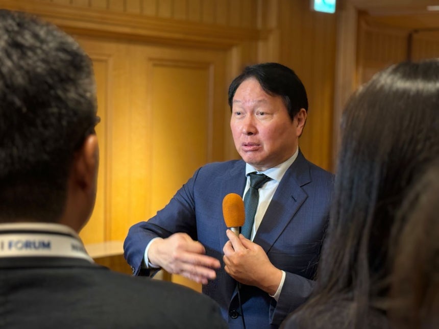 崔泰源（チェ・テウォン）SKグループ会長が10日、東京帝国ホテルで開かれた日経フォーラム「日韓特別セッション」対談に出席した後、記者のインタビューに応じている。 ［写真 SKグループ］