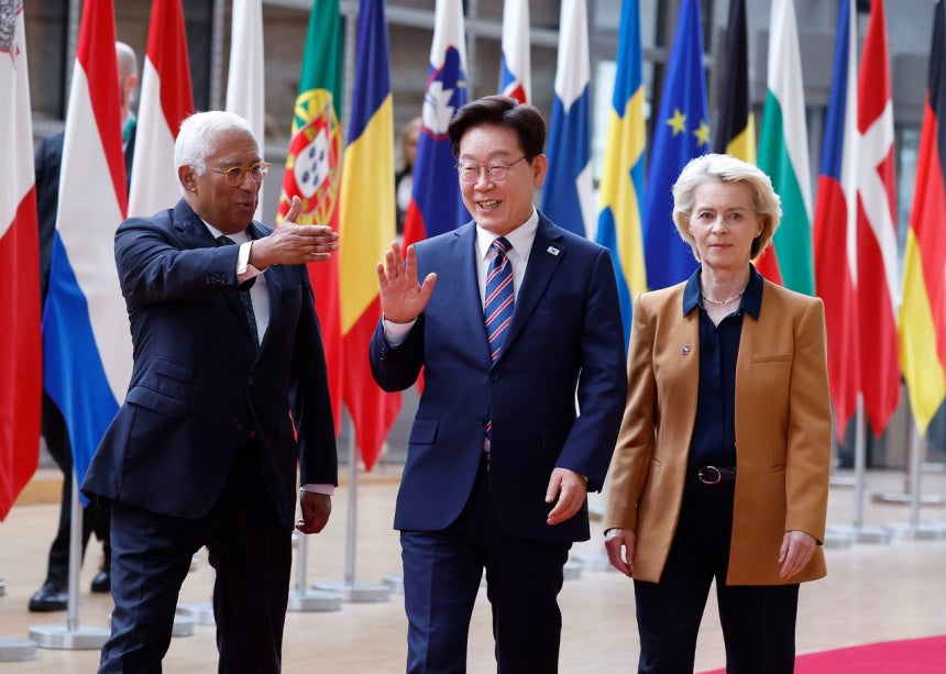李在明（イ・ジェミョン）大統領が10日（現地時間）、ベルギー・ブリュッセルの欧州連合（EU）理事会で開かれた首脳会議に向けて、アントニオ・コスタ常任議長、ウルズラ・フォン・デア・ライエン執行委員長とともに移動している。チョン・ミンギュ記者