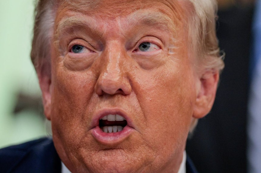 トランプ米大統領が10日（現地時間）、ホワイトハウスで「米国安全保障法」法案に署名した後、記者団とイラン戦争について話している。［ロイター＝聯合ニュース］