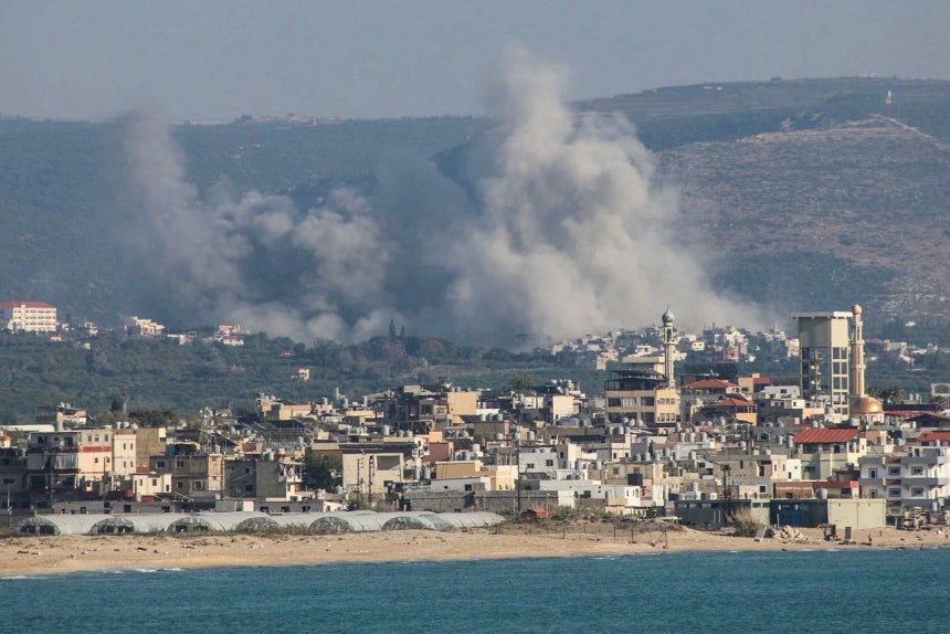 現地時間の10日、イスラエルの空爆でレバノンのクライレで煙が立ち上っている。レバノンの医療関係者によると、イスラエルが沿岸都市シドンを含む南部全域に空爆を行い、少なくとも12人が死亡した。［AFP＝聯合ニュース］