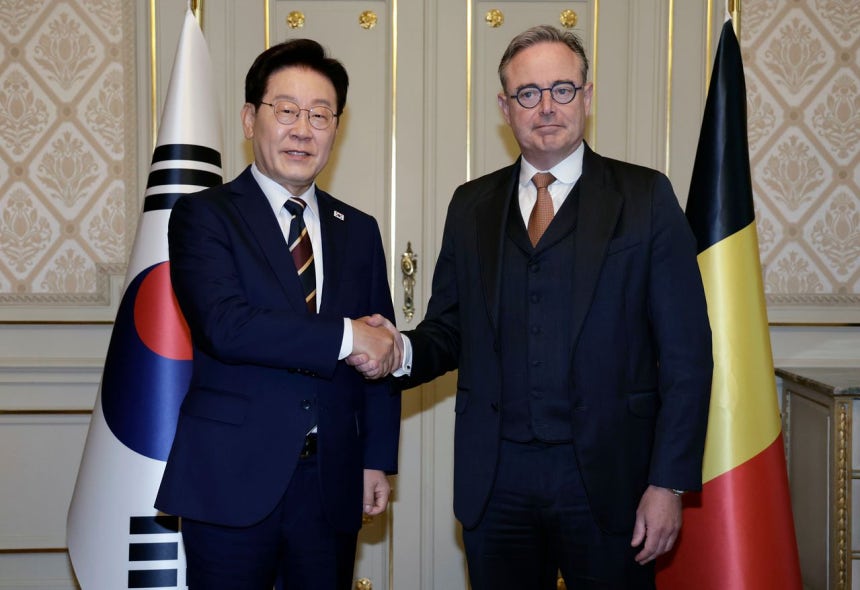 主要7カ国（G7）首脳会議出席を機に欧州を訪問している韓国の李在明（イ・ジェミョン）大統領が10日（現地時間）、ベルギー首相公邸でバルト・デウェーフェル首相と会い、記念撮影を行っている。チョン・ミンギュ記者