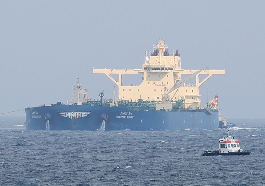 ホルムズ海峡に足止めされていた韓国船舶のうち初めて海峡を脱出したHMMの「ユニバーサルウィナー」が10日、原油荷役に向け蔚山近海に到着した。［写真 聯合ニュース］