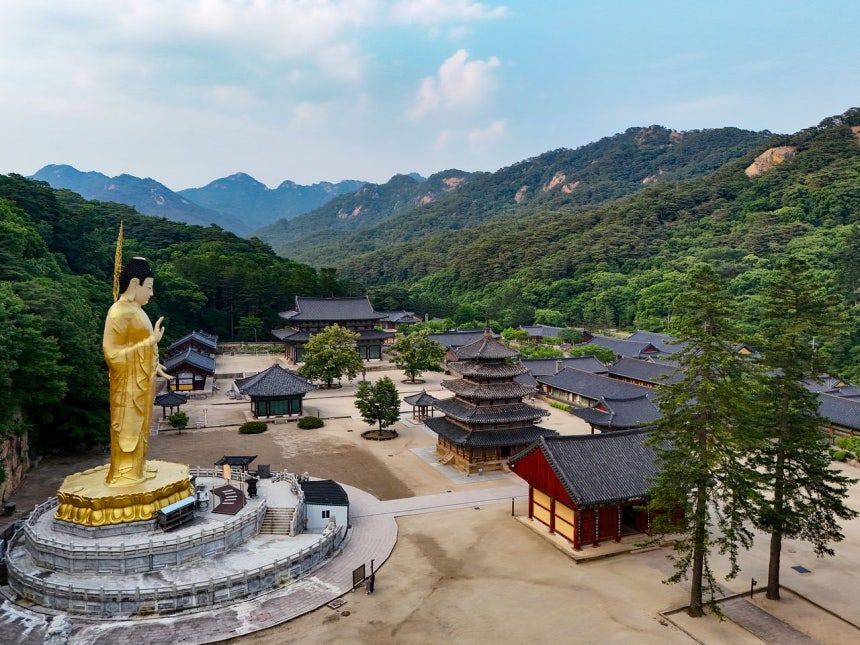 俗離山（ソンニサン）の法住寺（ポプチュサ）。［聯合ニュース］