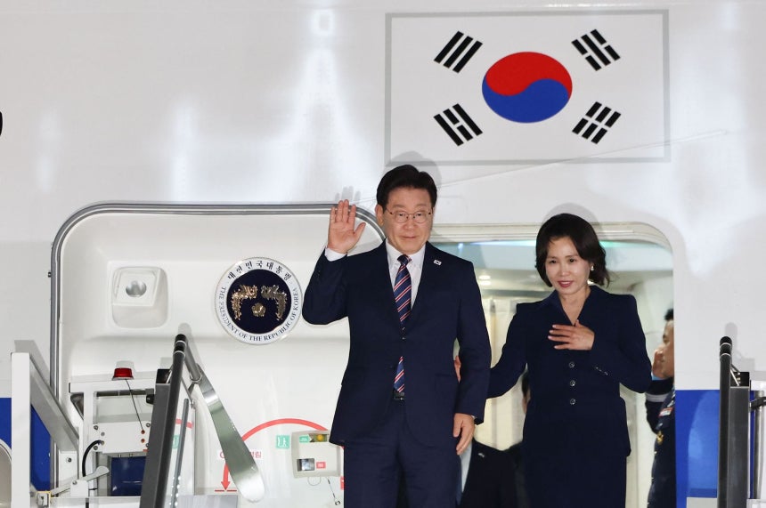 イタリアを国賓訪問した韓国の李在明（イ・ジェミョン）大統領と金恵景（キム・ヘギョン）夫人が10日（現地時間）、ローマ・フィウミチーノ国際空港に到着した空軍1号機（大統領専用機）から歓迎客に挨拶している。聯合ニュース